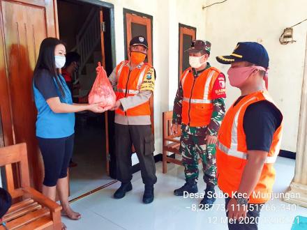 PENYALURAN SEMBAKO BAGI WARGA YANG PULANG DARI KARANTINA DAN PEMBERIAN TEMPAT CUCI TANGAN