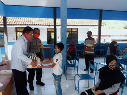 PEMBERIAN BANTUAN ANAK YATIM DAN MISKIN JOMPO DESA SOBO 2020