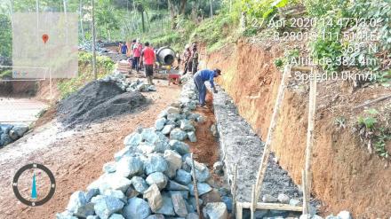 PEMBANGUNAN TPT (TEMBOK PENAHAN TANAH) PEMAKAMAN DI RT 04 RW 01 DUSUN NGONDO DESA SOBO